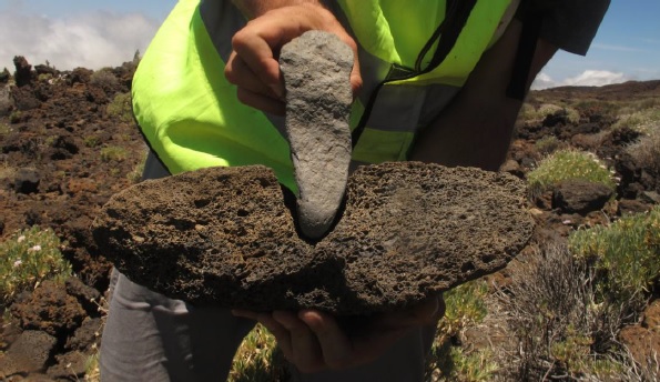 Mit diesem Basaltstein wurde scheinbar aus einem Vulkanstein mit Vakuumporen ein Mahlstein gefertigt.