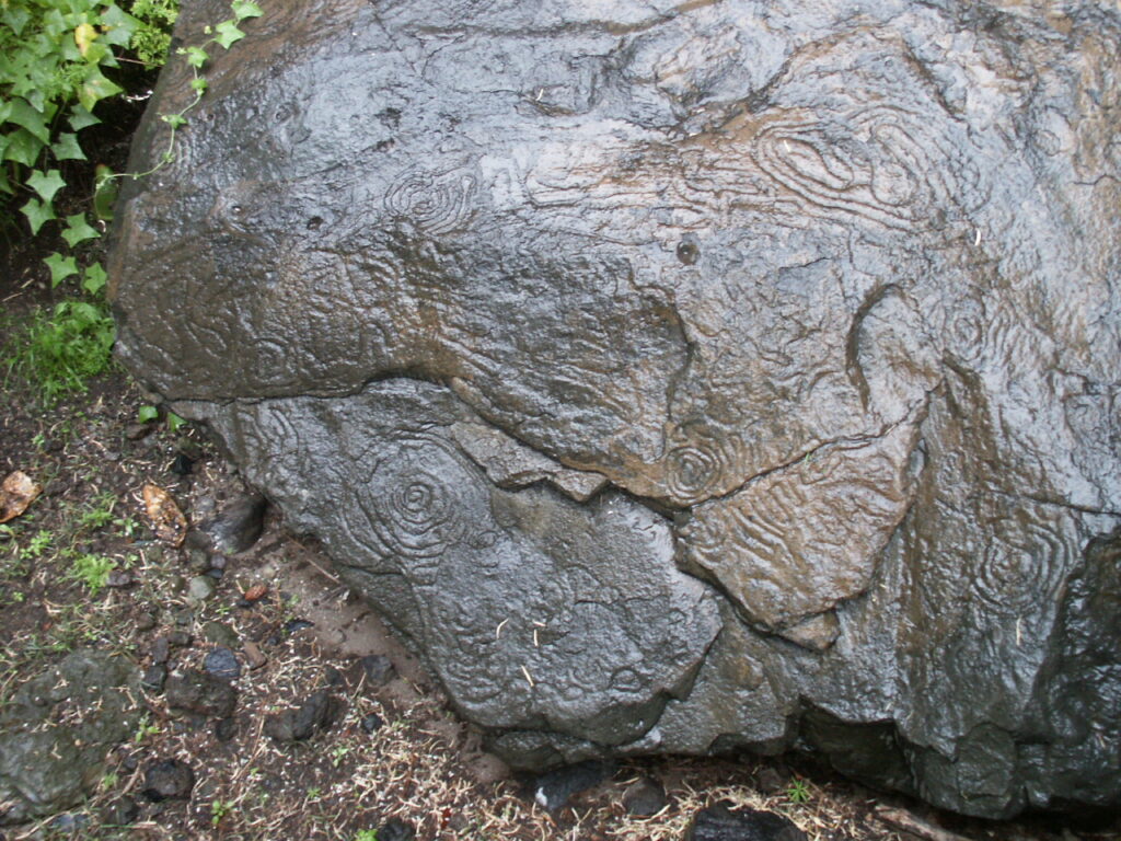 Die Petroglyphen auf dem Felsblock vor der Höhle von Belmaco werden im Regen erst richtig gut sichtbar.