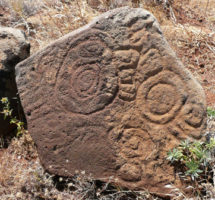 Auf dieser Internetseite werden unter anderm Interpretationen zu diesen Fesgravuren auf einem Stein von EL CALVARIO in Santo Domingo de Garafía, La Palma, publiziert.