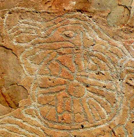 Ein kleines ovales Symbol steht als einzigesaus der Felsoberfläche hervor