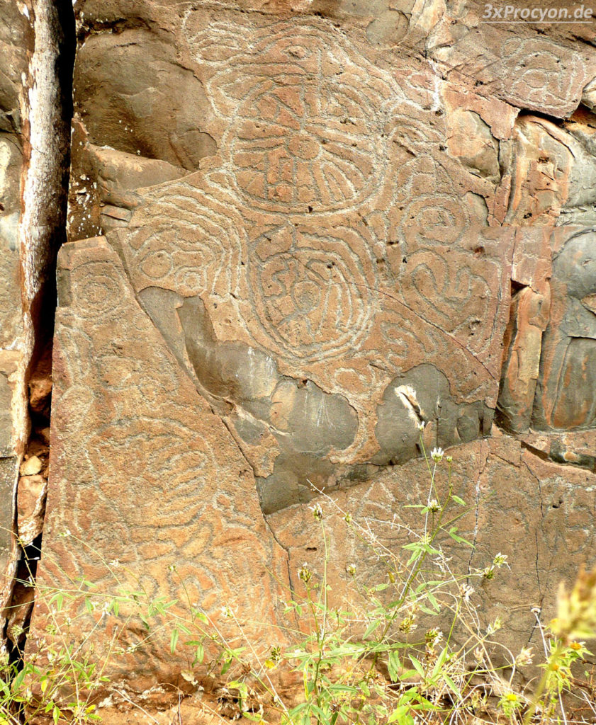 Diese Petroglyphen wurden im Zentrum der Basaltsteinwand eingraviert.